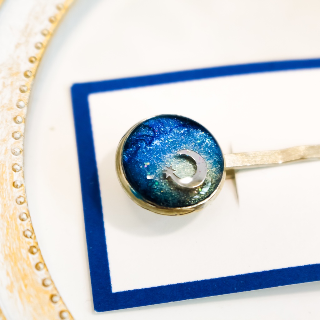 ちいさなまるい月夜のヘアピン ネイビーラメ×ホワイトパール シルバー金具