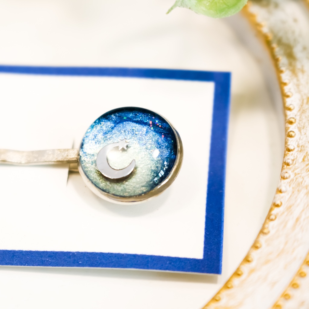 ちいさなまるい月夜のヘアピン ネイビーラメ×ホワイトパール シルバー金具