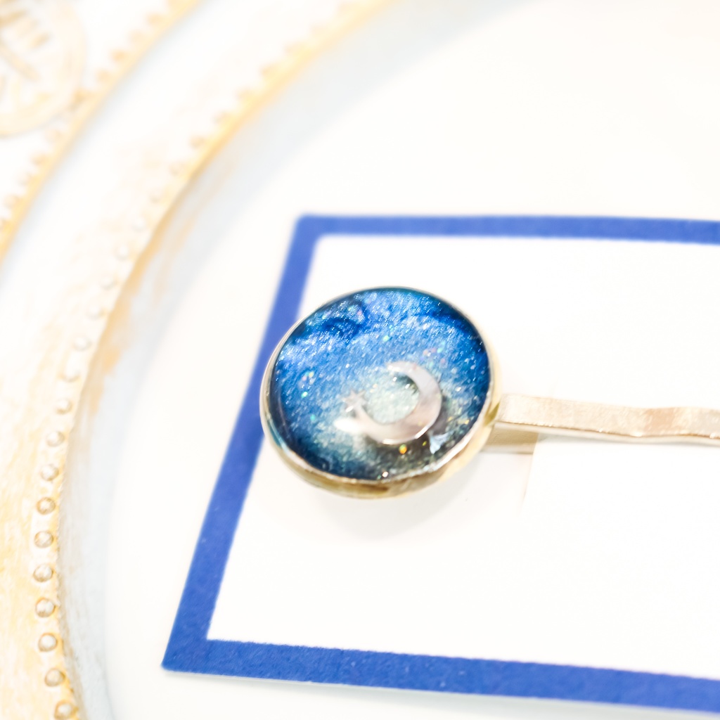 ちいさなまるい月夜のヘアピン ネイビーラメ×ホワイトパール シルバー金具