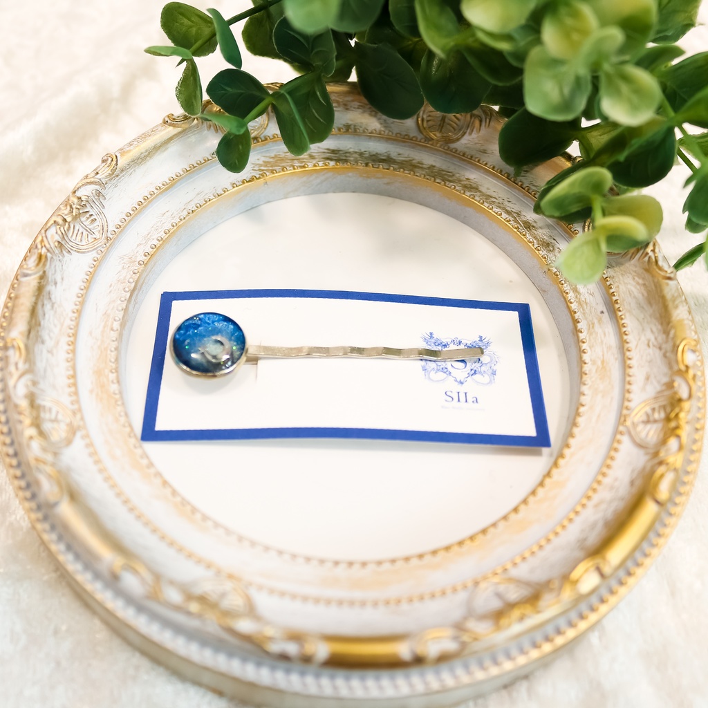 ちいさなまるい月夜のヘアピン ネイビーラメ×ホワイトパール シルバー金具