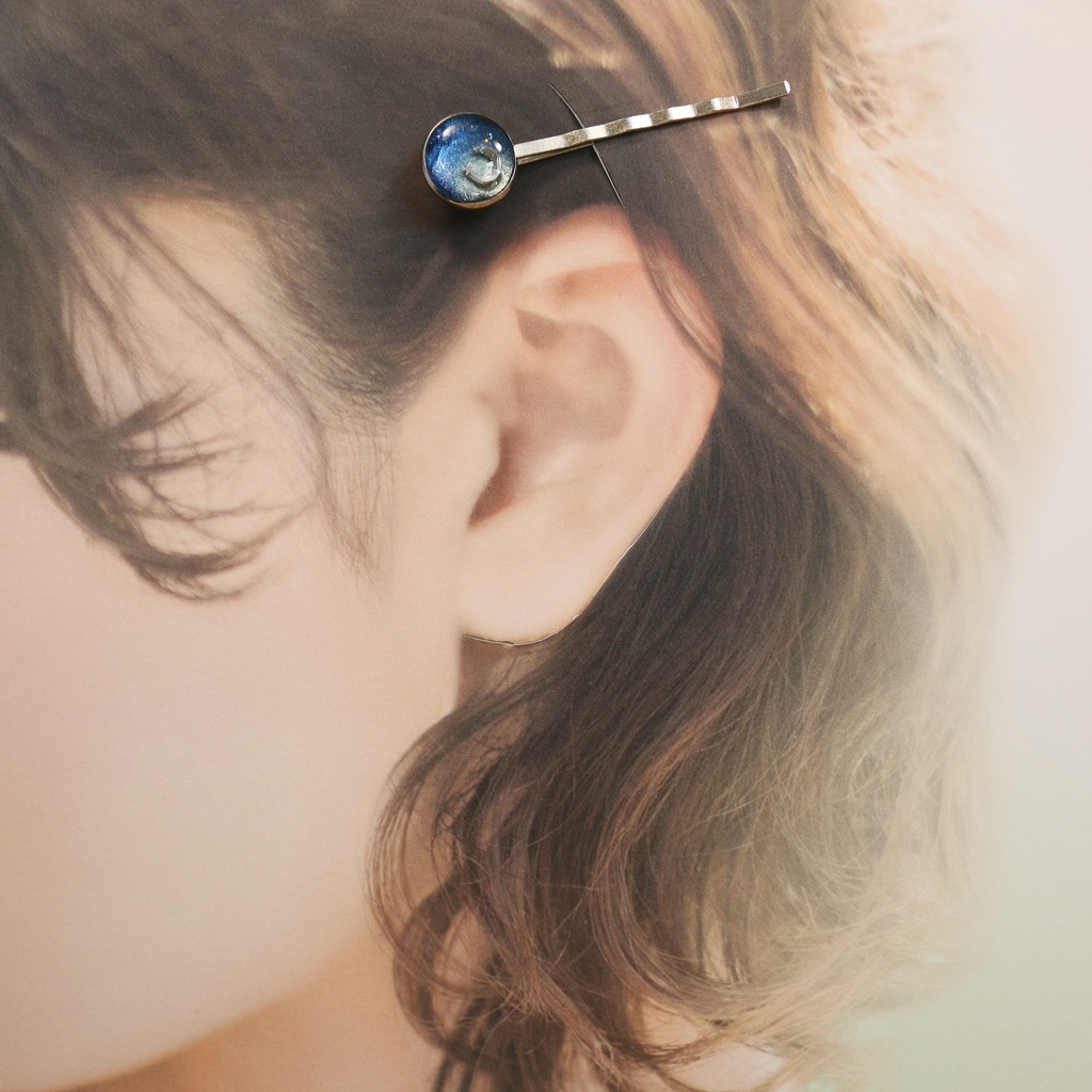 ちいさなまるい月夜のヘアピン ネイビーラメ×ホワイトパール シルバー金具