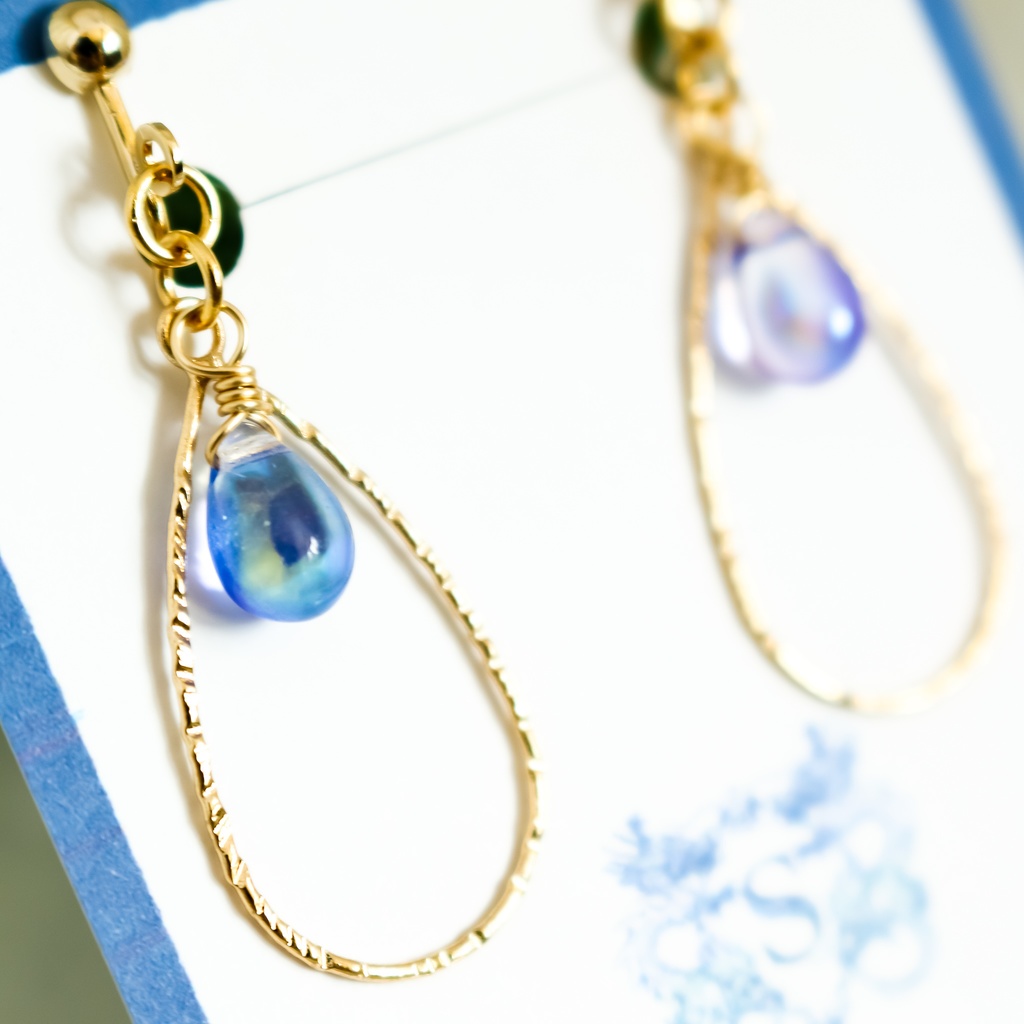 しずく型のチェコビーズのティアドロップイヤリング パープルデュアルコート ゴールド金具 金具変更可能