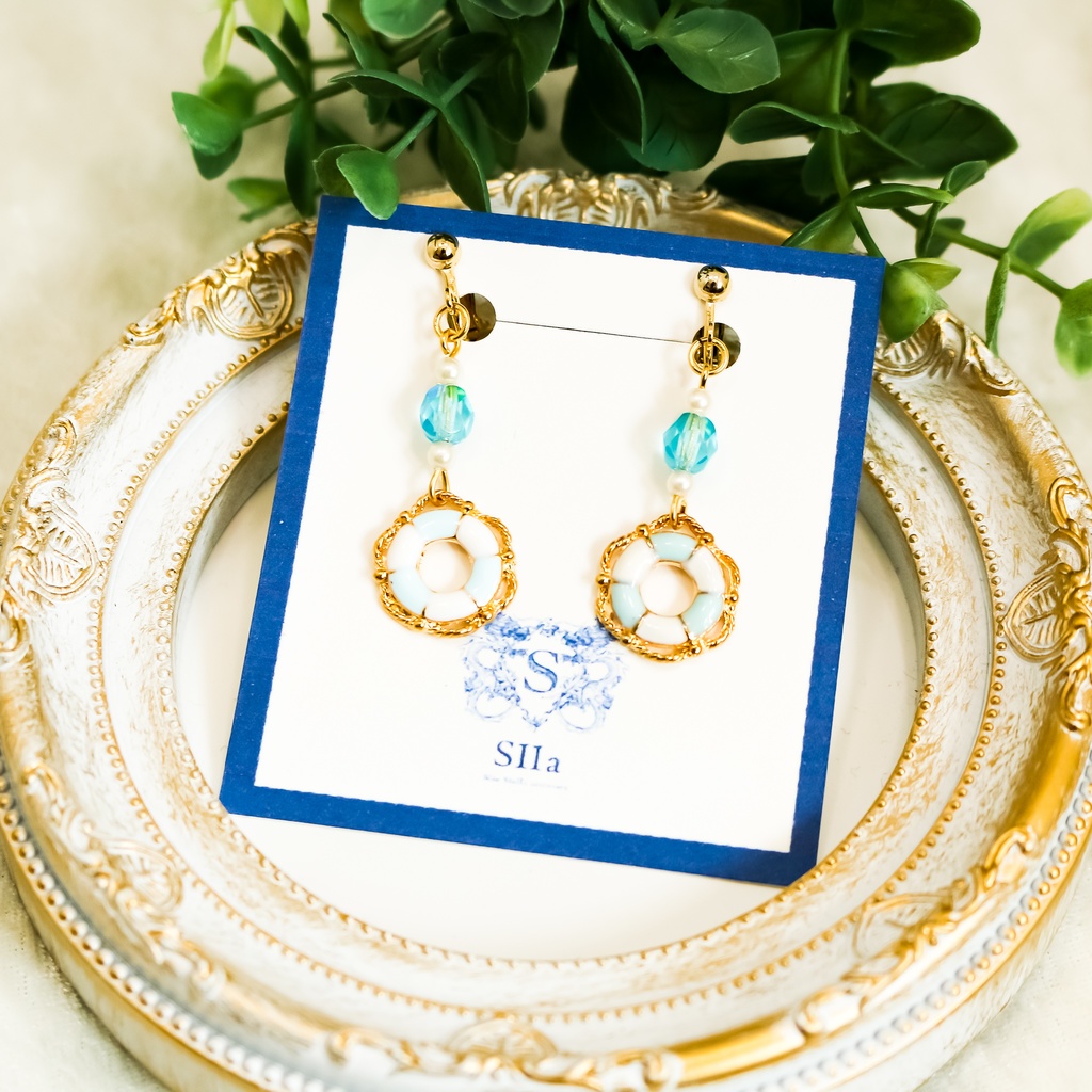 チェコビーズと浮き輪のイヤリング スカイブルー ゴールド金具 金具交換可能