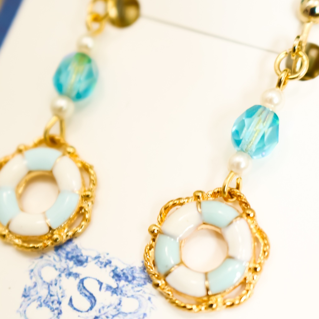 チェコビーズと浮き輪のイヤリング スカイブルー ゴールド金具 金具交換可能