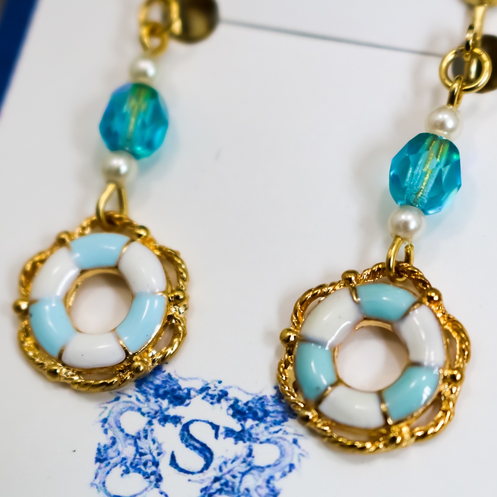 チェコビーズと浮き輪のイヤリング スカイブルー ゴールド金具 金具交換可能