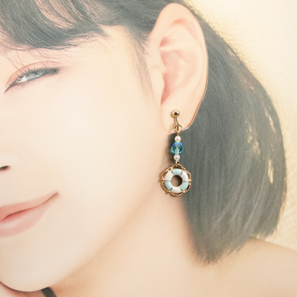 チェコビーズと浮き輪のイヤリング スカイブルー ゴールド金具 金具交換可能