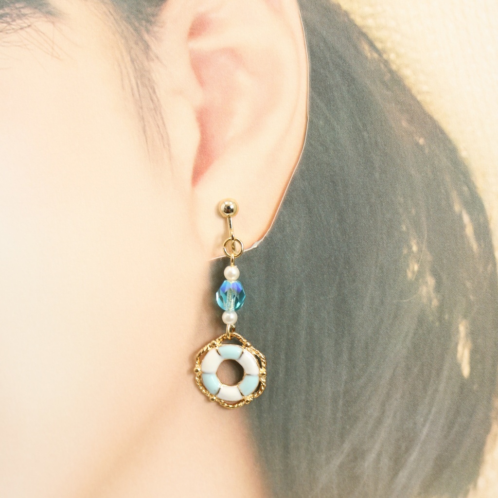 チェコビーズと浮き輪のイヤリング スカイブルー ゴールド金具 金具交換可能