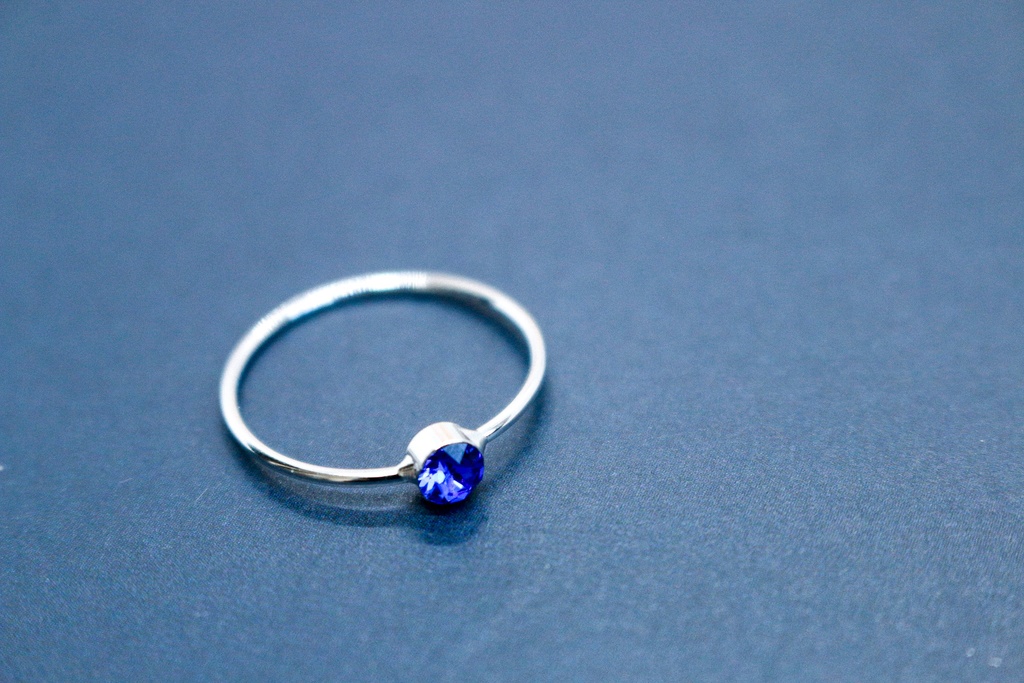 【Ring】永遠の幸せを願う、深い青の輝き ― “サムシングブルー” リング ― 10号&13号金具の色が選べます