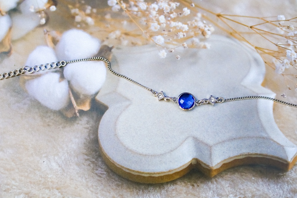 Crystal Blueのブレスレット 上品なブルーが魅せる、洗練のアクセント シルバー金具