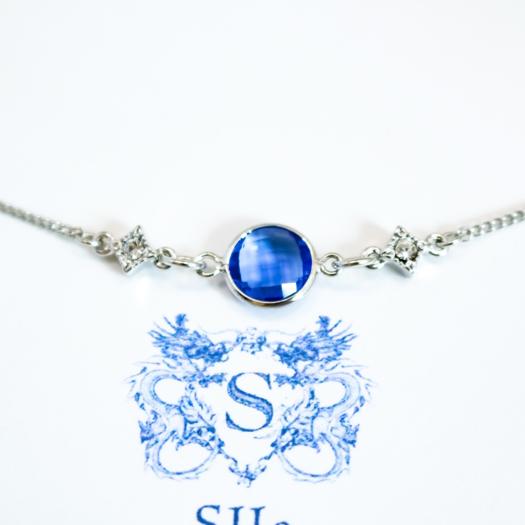 Crystal Blueのブレスレット 上品なブルーが魅せる、洗練のアクセント シルバー金具