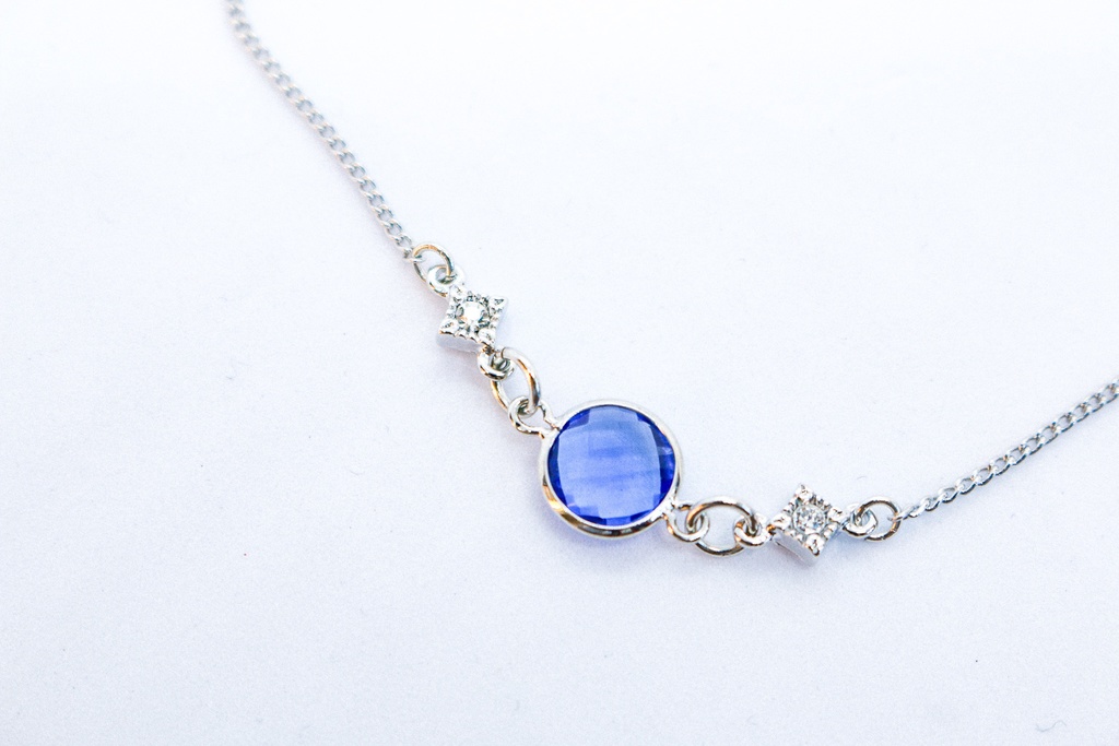 Crystal Blueのブレスレット 上品なブルーが魅せる、洗練のアクセント シルバー金具