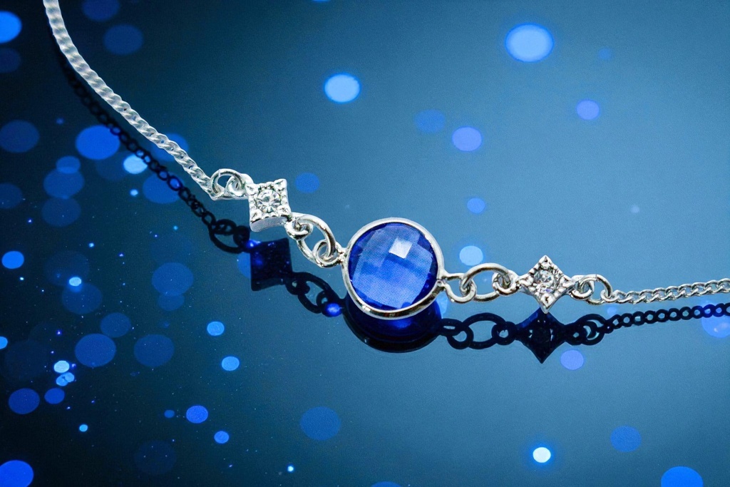 Crystal Blueのブレスレット 上品なブルーが魅せる、洗練のアクセント シルバー金具