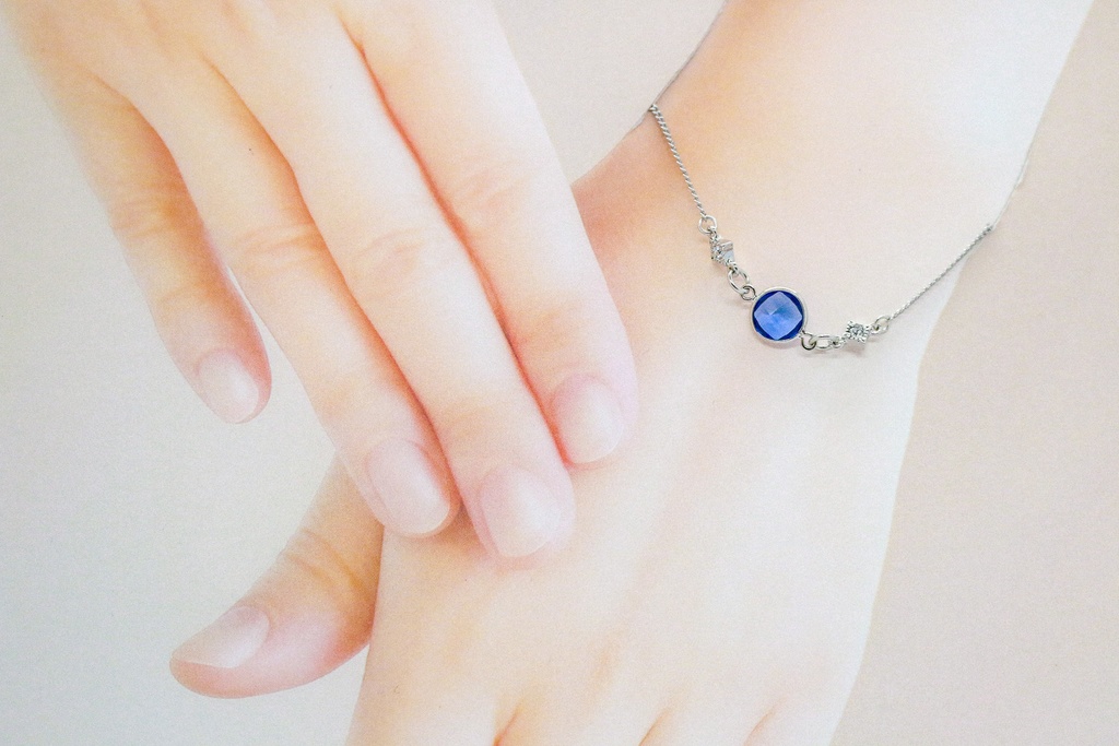 Crystal Blueのブレスレット 上品なブルーが魅せる、洗練のアクセント シルバー金具