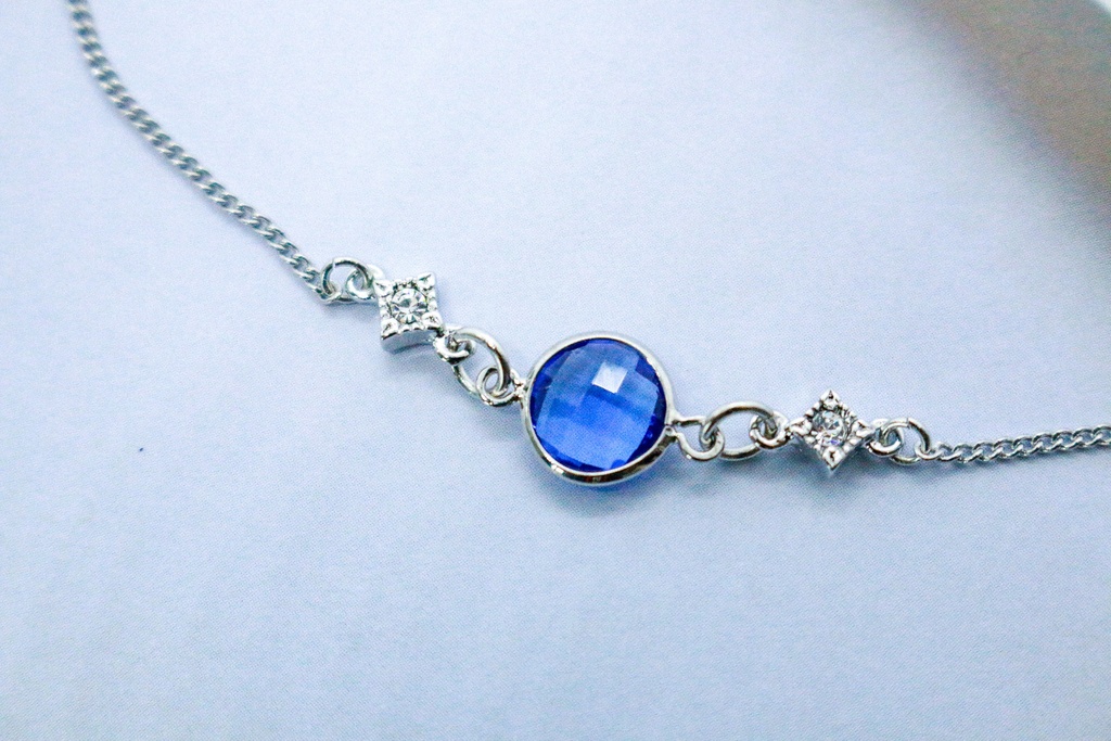 Crystal Blueのブレスレット 上品なブルーが魅せる、洗練のアクセント シルバー金具