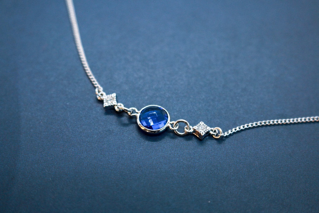 Crystal Blueのブレスレット 上品なブルーが魅せる、洗練のアクセント シルバー金具