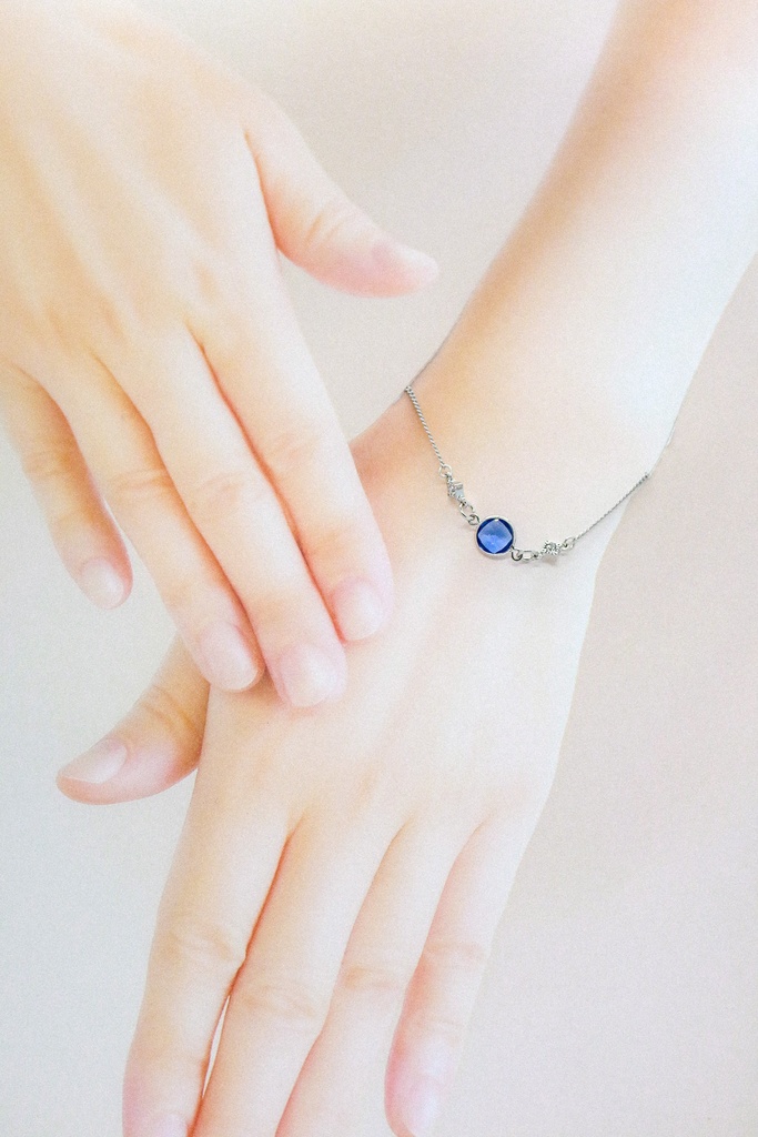 Crystal Blueのブレスレット 上品なブルーが魅せる、洗練のアクセント シルバー金具