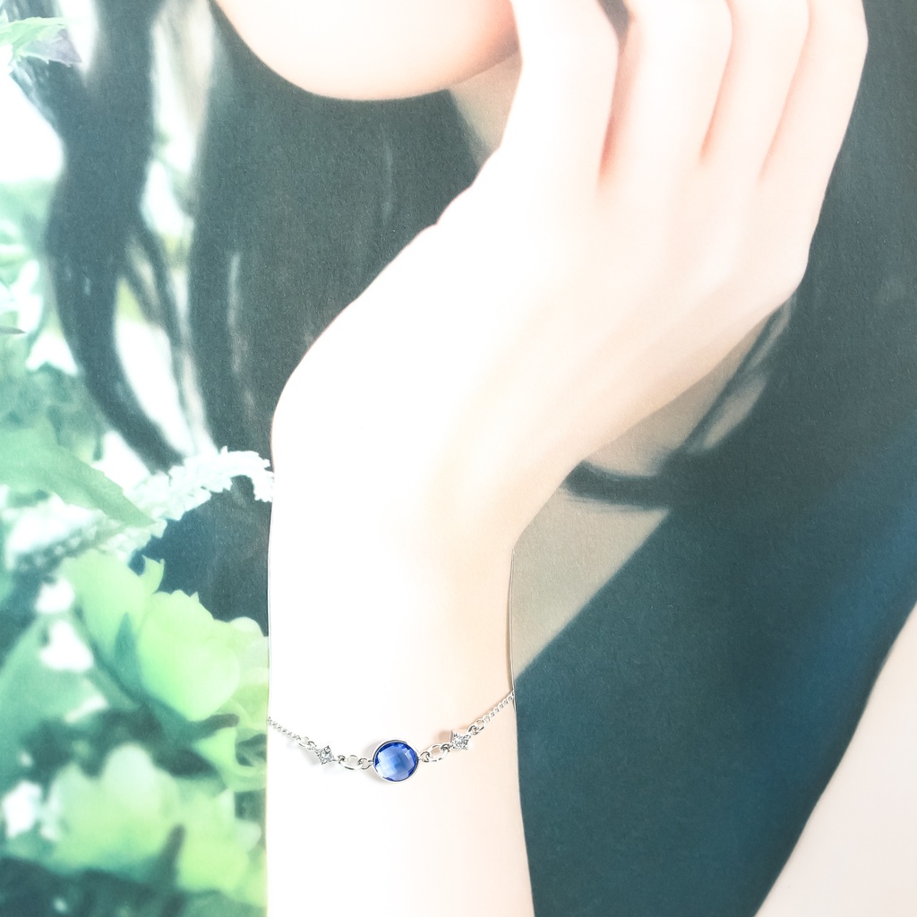Crystal Blueのブレスレット 上品なブルーが魅せる、洗練のアクセント シルバー金具