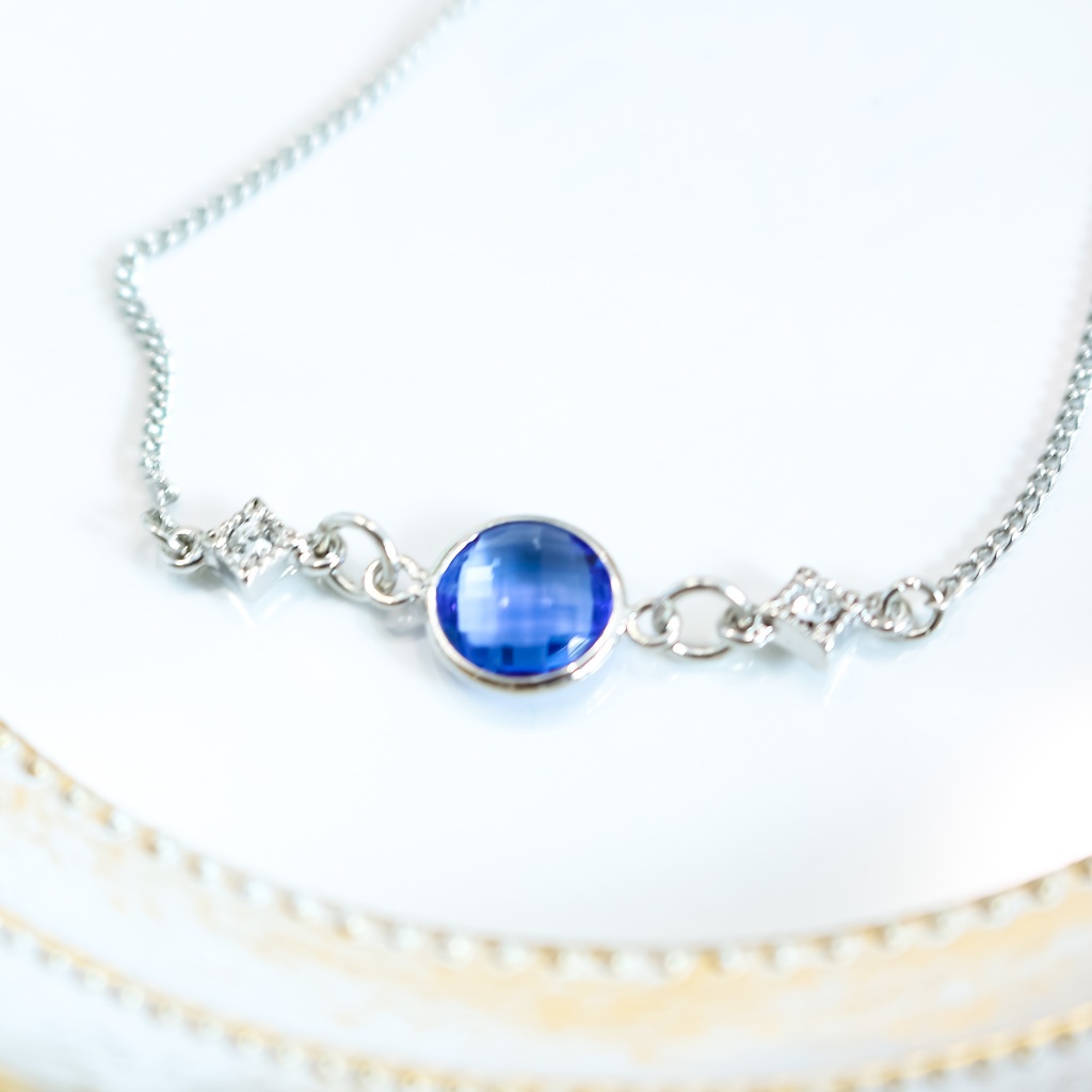 Crystal Blueのブレスレット 上品なブルーが魅せる、洗練のアクセント シルバー金具