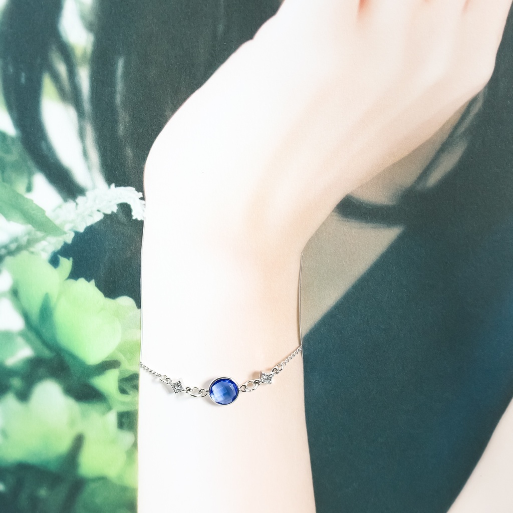 Crystal Blueのブレスレット 上品なブルーが魅せる、洗練のアクセント シルバー金具
