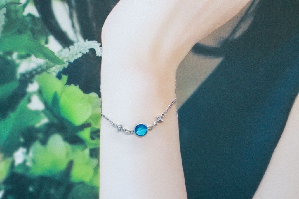 クリスタルガラスのブレスレット スカイブルー シルバー金具