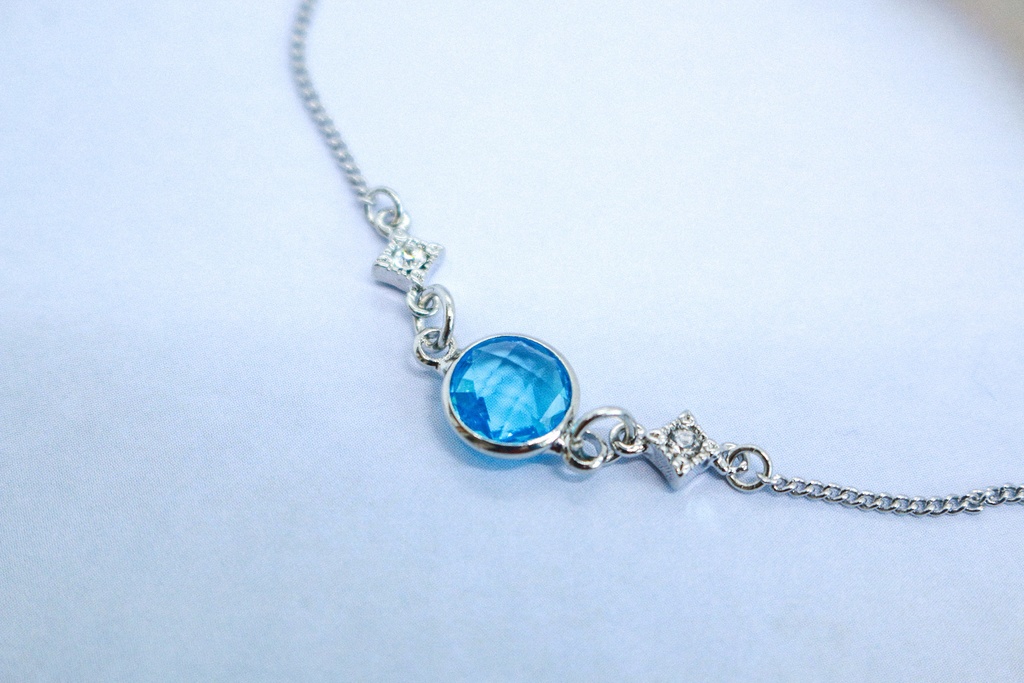 クリスタルガラスのブレスレット スカイブルー シルバー金具