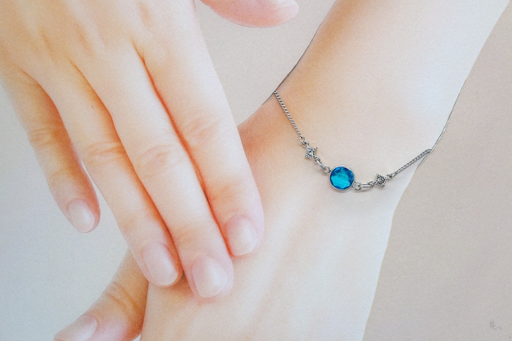 クリスタルガラスのブレスレット スカイブルー シルバー金具