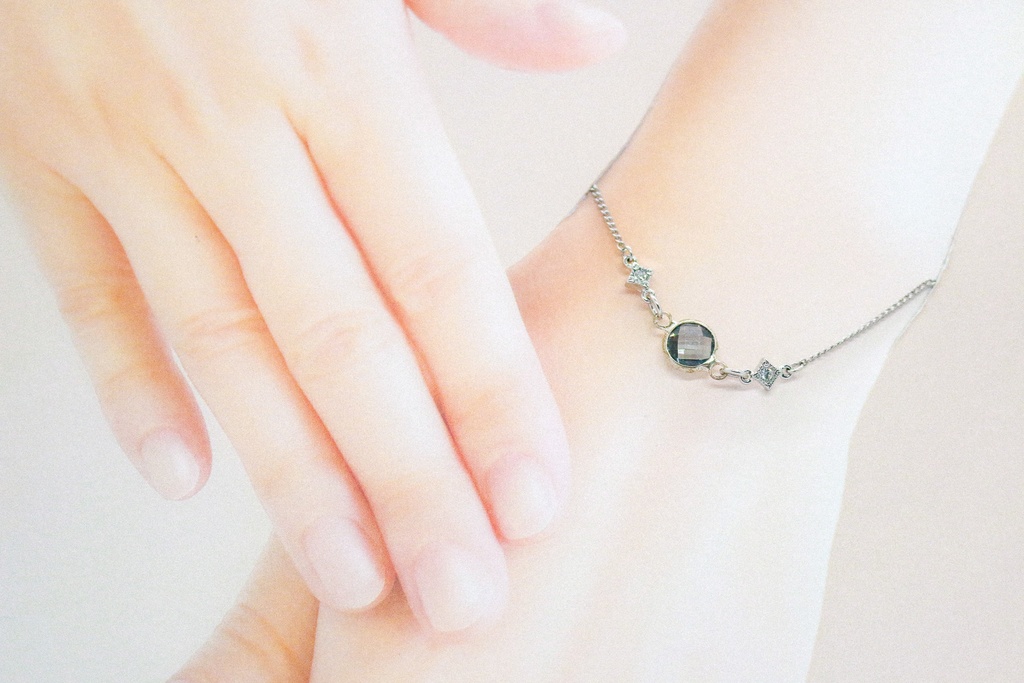 クリスタルガラスのブレスレット ブラッドダイヤカラー シルバー金具