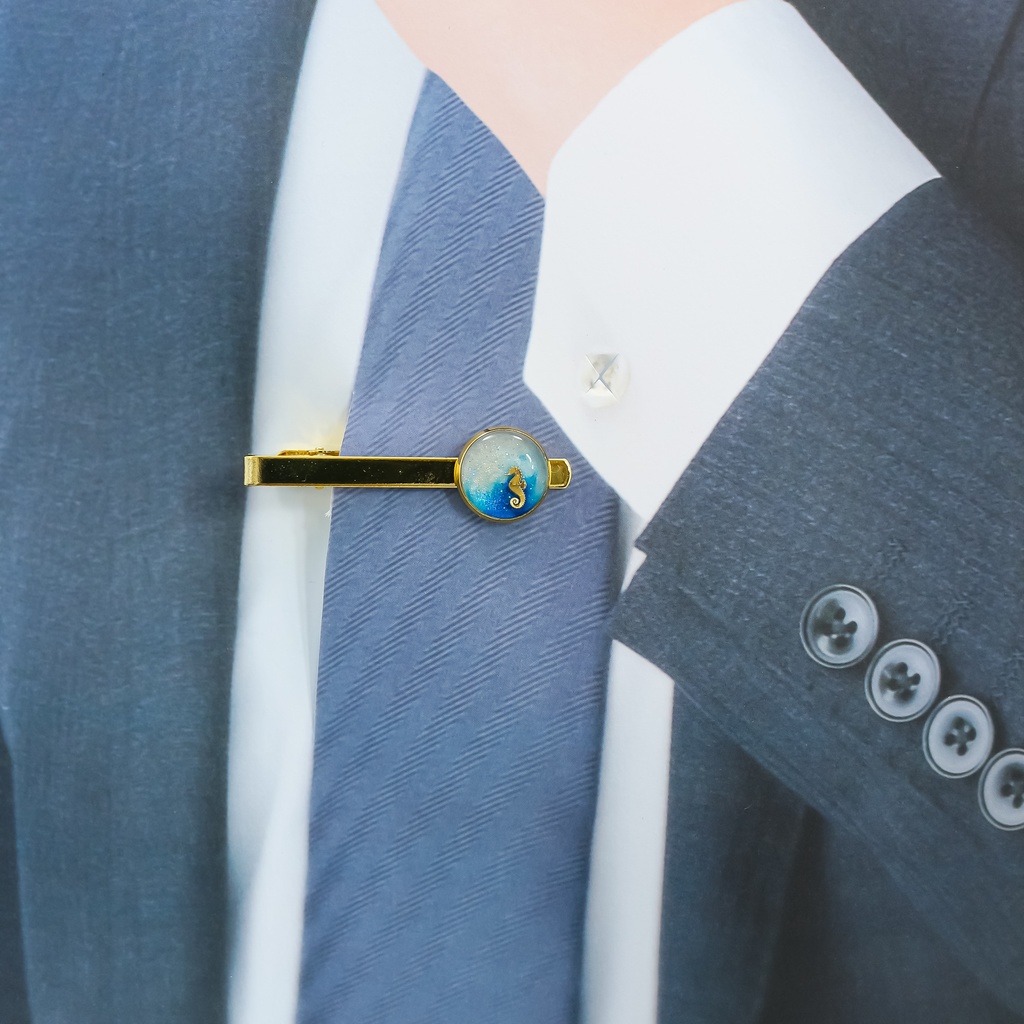 マリンテイストのネクタイピン タツノオトシゴ ホワイト×オーシャンブルー ゴールド金具