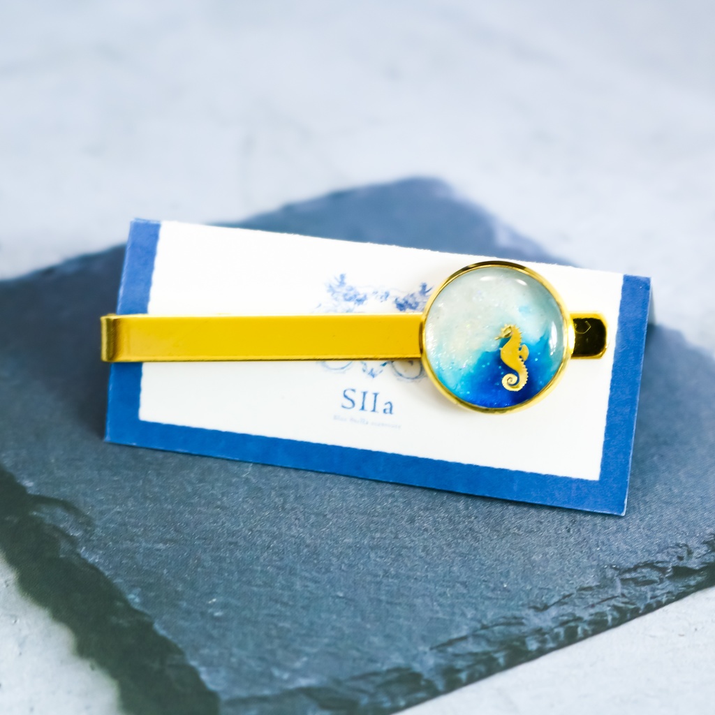 マリンテイストのネクタイピン タツノオトシゴ ホワイト×オーシャンブルー ゴールド金具