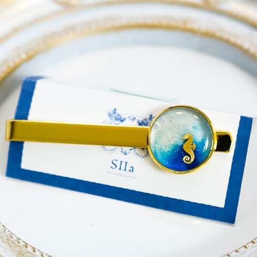 マリンテイストのネクタイピン タツノオトシゴ ホワイト×オーシャンブルー ゴールド金具