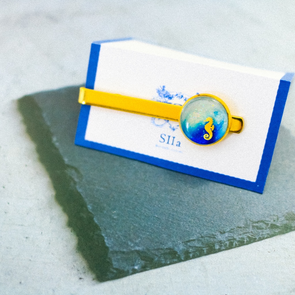 マリンテイストのネクタイピン タツノオトシゴ ホワイト×オーシャンブルー ゴールド金具