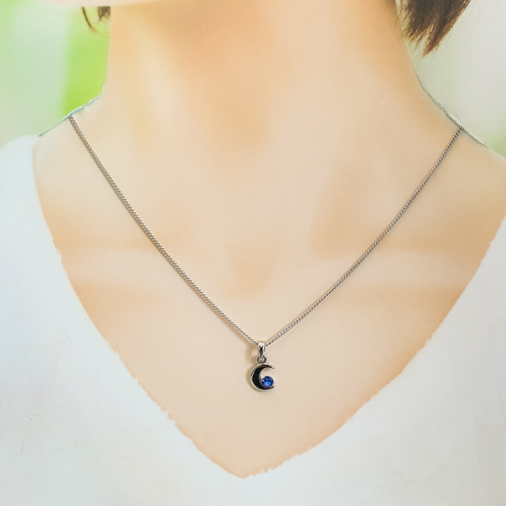 【プレゼントに】クリスタルムーンのネックレス サファイアカラー 金具の色が選べます