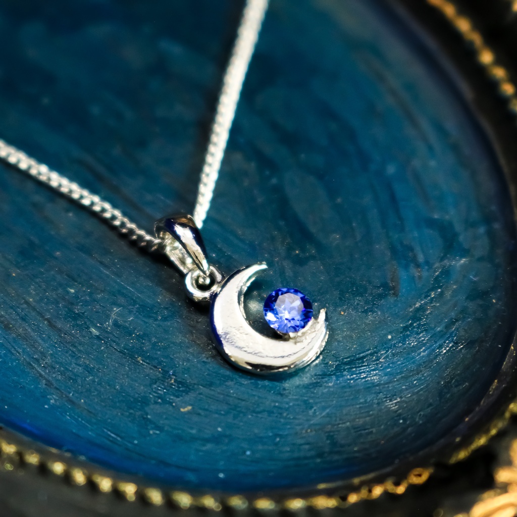 【プレゼントに】クリスタルムーンのネックレス サファイアカラー 金具の色が選べます