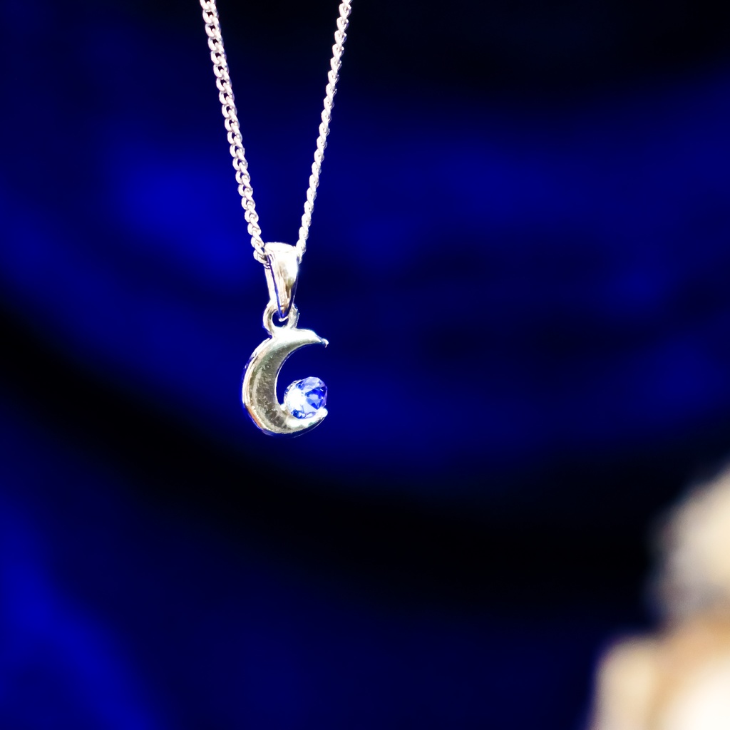 【プレゼントに】クリスタルムーンのネックレス サファイアカラー 金具の色が選べます