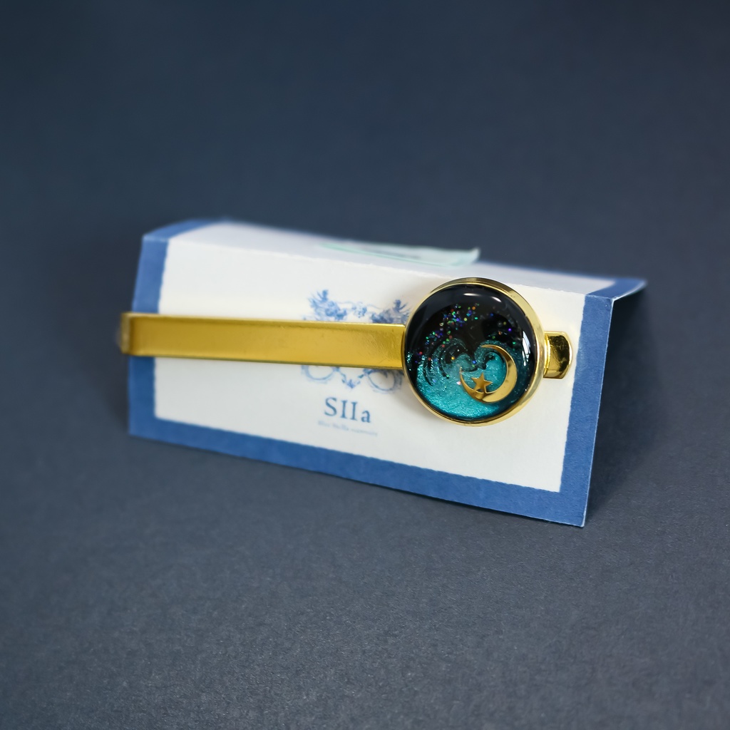 【成人式やプレゼントに】夜空に浮かぶ三日月のネクタイピン ブラック×グリーン ゴールド金具