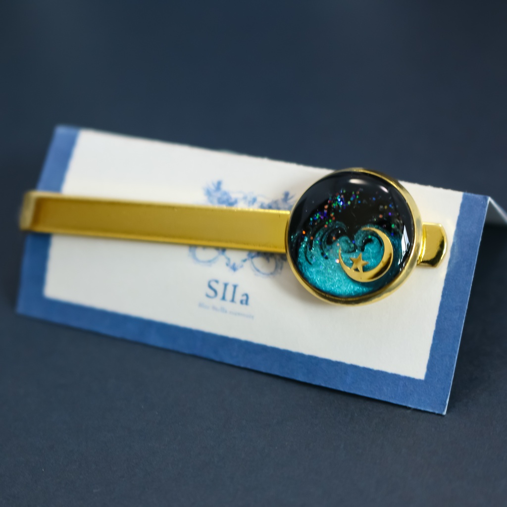 【成人式やプレゼントに】夜空に浮かぶ三日月のネクタイピン ブラック×グリーン ゴールド金具