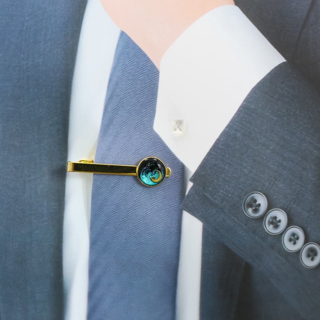 【成人式やプレゼントに】夜空に浮かぶ三日月のネクタイピン ブラック×グリーン ゴールド金具