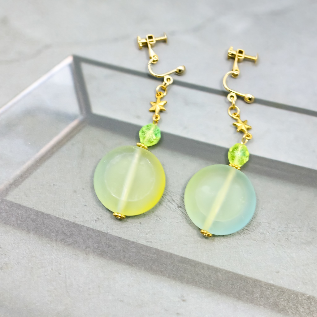 キャンディカラーのStar earing ライムグリーン×スカイブルー ピアス変更可能