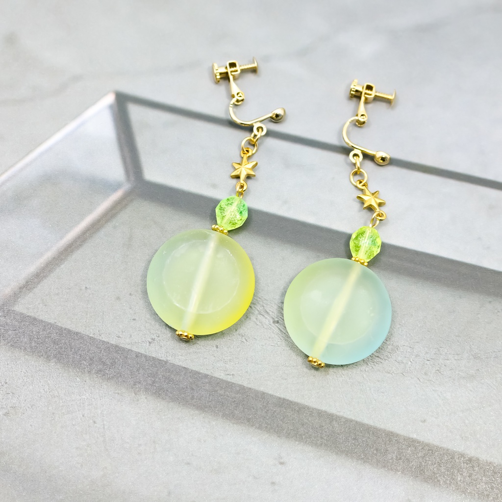 キャンディカラーのStar　earing　ライムグリーン×スカイブルー　ピアス変更可能