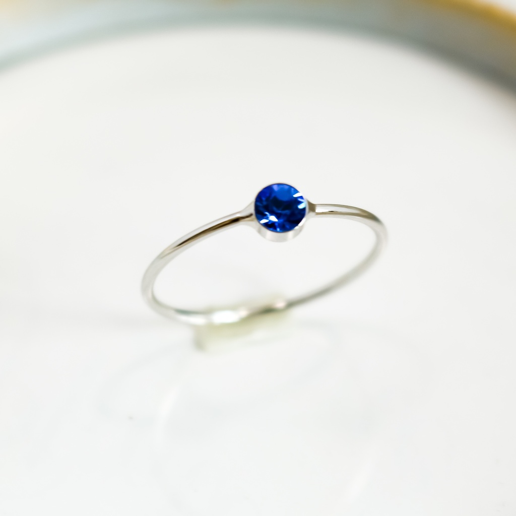 サファイアカラーの　シンプルRing　金具の色が選べます