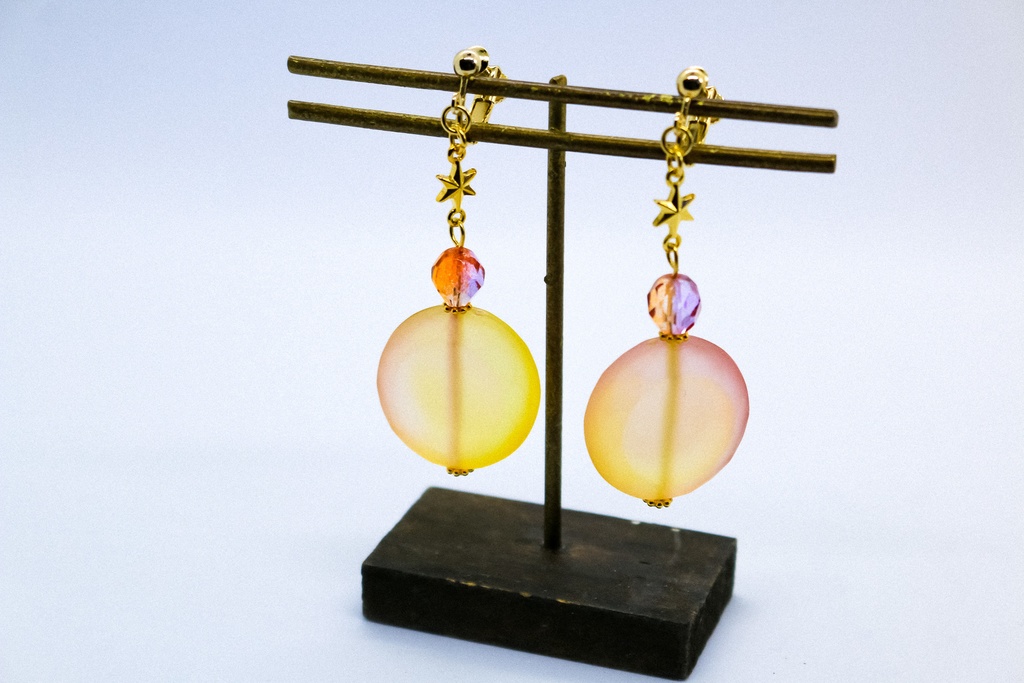 キャンディカラーのStar　earing　オレンジ×マゼンダ　ゴールド金具　ピアス変更可能