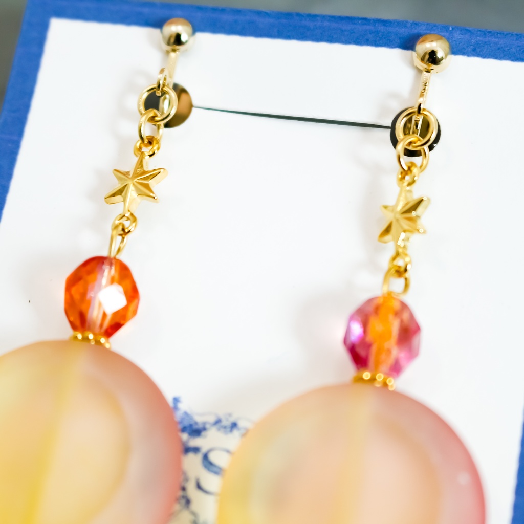 キャンディカラーのStar earing オレンジ×マゼンダ ゴールド金具 ピアス変更可能