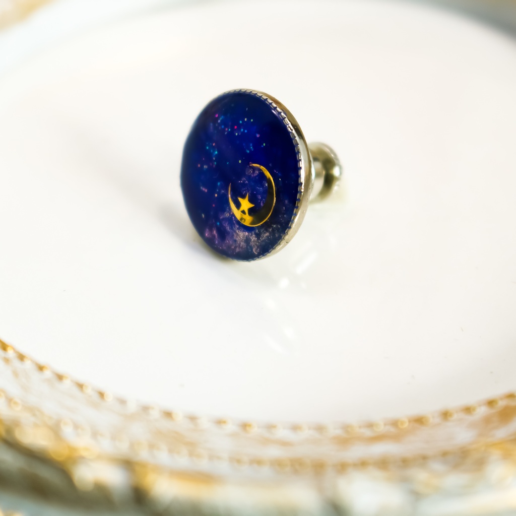 深海に浮かぶ三日月タックピン シルバー金具