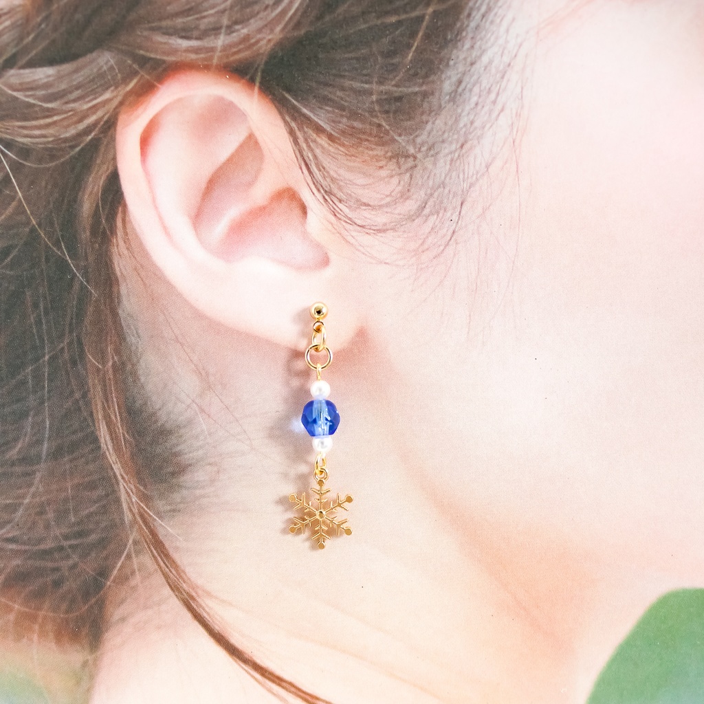 チェコガラスと青い雪の結晶ピアス サファイア イヤリング変更可能