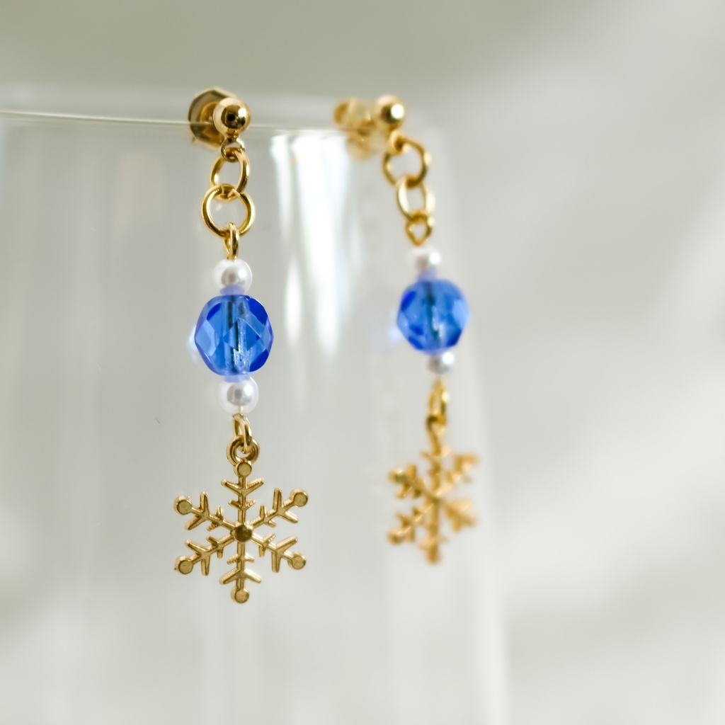 チェコガラスと青い雪の結晶ピアス サファイア イヤリング変更可能