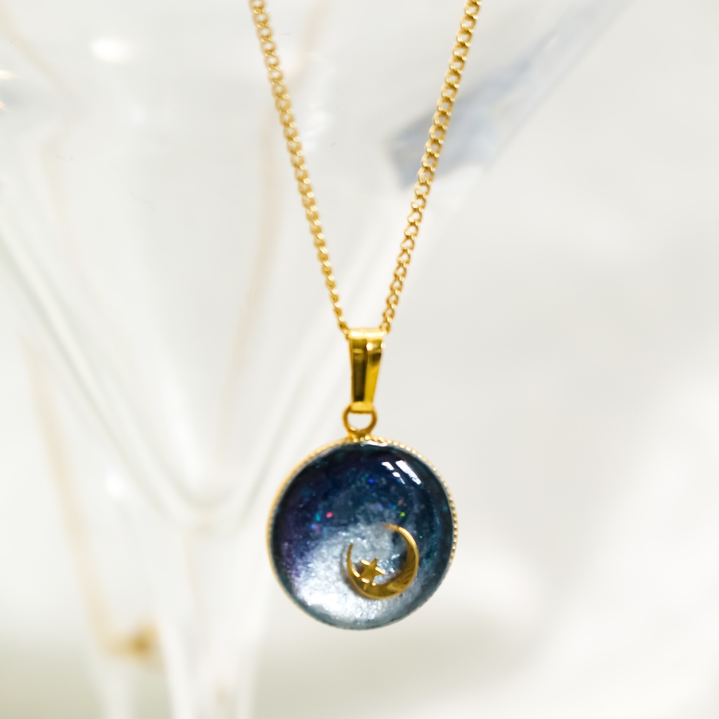 銀河に浮かぶ三日月ネックレス ネイビー×ホワイトパール 金具の色が選べます