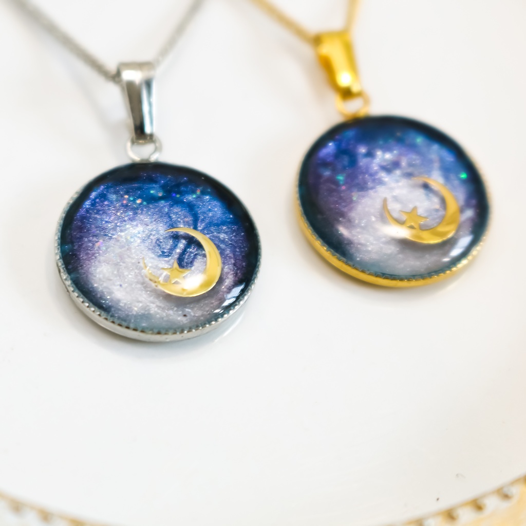 銀河に浮かぶ三日月ネックレス ネイビー×ホワイトパール 金具の色が選べます