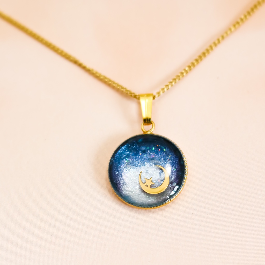 銀河に浮かぶ三日月ネックレス ネイビー×ホワイトパール 金具の色が選べます
