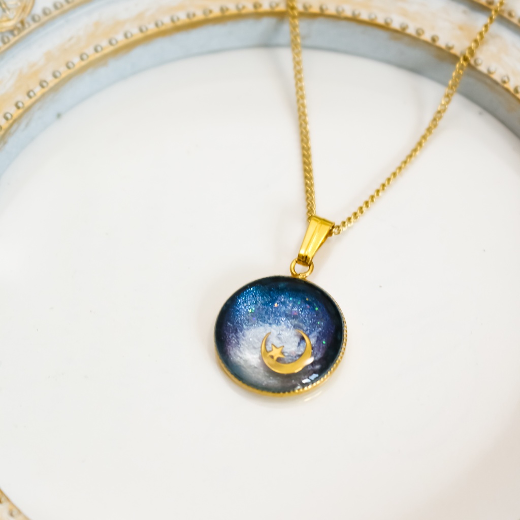 銀河に浮かぶ三日月ネックレス ネイビー×ホワイトパール 金具の色が選べます