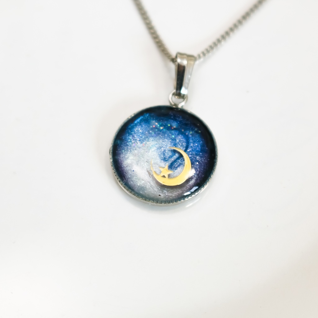 銀河に浮かぶ三日月ネックレス ネイビー×ホワイトパール 金具の色が選べます